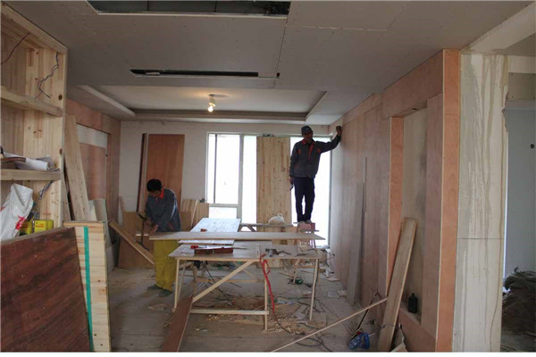 裝修怎么找工人_廈門(mén)裝修工人一天多少錢(qián)_被工人輪著干了一天