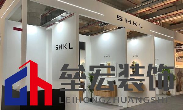 詮釋法蘭克福展,以東方美學演繹“品牌出?!毙路妒?></p><p>法蘭克福展(ISH)</p><p>全球衛(wèi)浴產業(yè)的“奧林匹克”舞臺</p><p>法蘭克福展自1960年創(chuàng)辦以來,始終引領衛(wèi)浴行業(yè)的技術革新與設計潮流。本屆展會以“為可持續(xù)未來尋找解決方案”為主題,聚焦推動環(huán)保型供熱、水資源合理利用和潔凈空氣等衛(wèi)生設施和暖通空調行業(yè)發(fā)展的關鍵議題,匯聚50余個國家的兩千余個參展商。展會展出的最新技術與產品,將成為全球衛(wèi)浴行業(yè)趨勢的風向標。</p><p>心海伽藍2025年戰(zhàn)略:品牌出海是重要一步</p><p>作為中國高端全衛(wèi)定制品牌,心海伽藍在2025年戰(zhàn)略中,將品牌出海作為重要發(fā)展方向之一。通過參加國際知名展會、拓展海外市場、建立海外銷售渠道等方式,心海伽藍正加快構建起全球化的市場布局,此次法蘭克福展會,正是心海伽藍踐行這一戰(zhàn)略的重要一步。</p><p></p><p><img src=