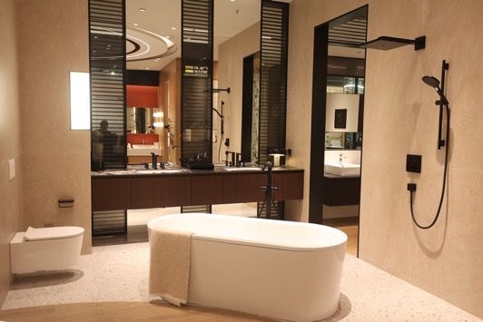 圖片包含 室內(nèi), 桌子, 鏡子, 窗戶描述已自動生成